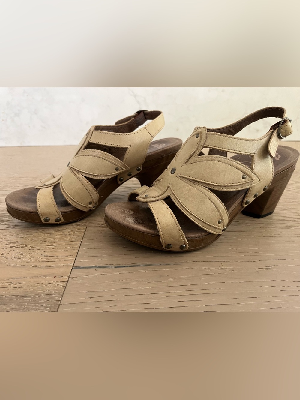 Dansko Beige Tan Nina Floral Cutout Clog Sandals Sz 7.5 / 38 - Picture 2 of 7